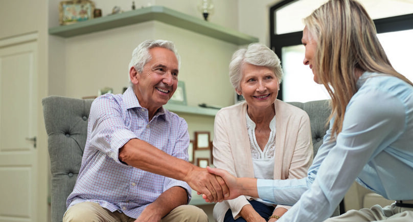 Beraterin mit zwei Senioren im Gespr&auml;ch
