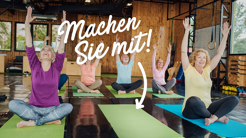 Senioren mit Yogamatte beim trainieren